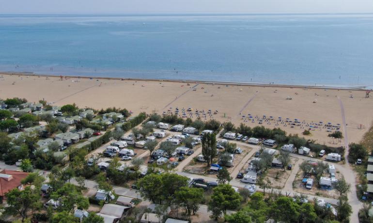 Sandstrand mit Campingplatz in der Nähe des Meeres.